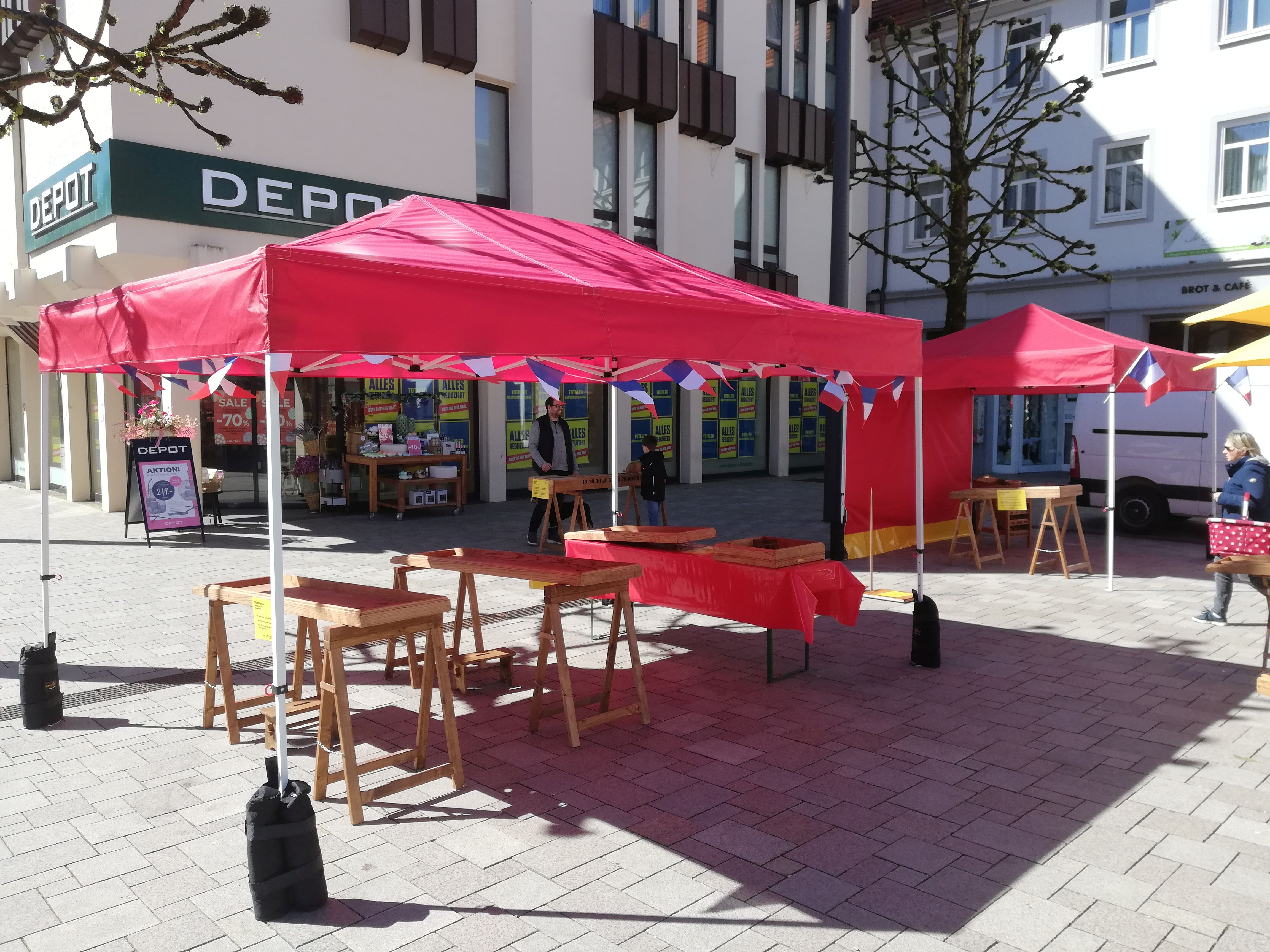 Faltzelte auf dem Marktplatz von Tuttlingen mit Spielen